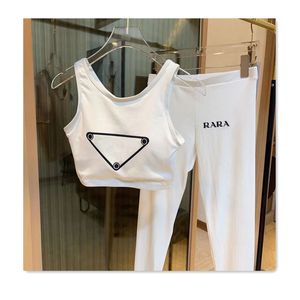Kadın Tank Tasarımcı Yelek Gömlek Kadın Pamuk İnce Uygun Seksi Beyaz Camis Üst Üçgen Logo Açık Bellybutton Pantolon Moda Kadın Yoga Pantolon Kadın Spor Takım