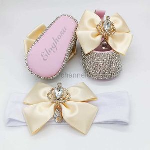 Första Walkers Luxury Jewelry Doll Girl 0-1 År Bella Crib Shoes With Matching Set Bands Personlig namn Present till nyfödda 240315