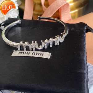 DF Neues MIU-Buchstabe Super Flash-Diamantarmband Super Immortal Vielseitiges High-End-Armband Kleine Menge Volldiamant Japanischer und koreanischer vielseitiger weiblicher Stil