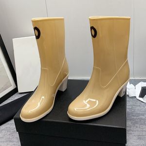 Luxurys Womens Slip on Rain Boots Designer منصة مكتنزة الكعب المبطن الملمس الترفيه