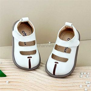 First Walkers New Baby Shoes for Spring Leather Cutouts Little Girls Princess Shoes Soft Tennis Sole Outdoor Fashionable Small Kids Shoes 240315