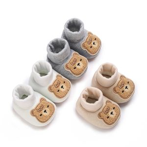 Primeiros caminhantes bebês recém-nascidos meninos meninas chinelos antiderrapantes botas de inverno quente primeiro walker criança urso bordado bebê meias estilo casual 240315