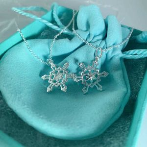 Designer Tiffay och Co S925 Sterling Silver Design Sense Snowflake Pendant Womens Halsband Fashion Temperament High ClaVicle Chain Valentines Day