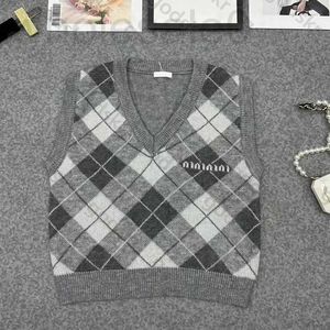 Kvinnors stickor Tees Designer Fashion Women Plaid Waistcoat Sticke Pullover Tröja Designer Vest Loose V Neck Sleeveless 1YRP