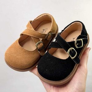 First Walkers 2024 Brand Natural Leather Shoes for Little Girl Solid Soede Solid Slestable Cross Shoes Baby Woman Princess Dress 240315