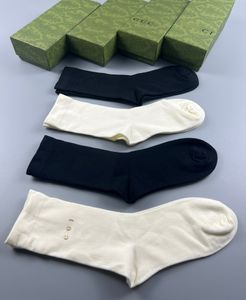 Varumärkesdesigner för män och kvinnors strumpor Fem par eleganta sportbrev tryckta strumpor broderad ren bomulls andningsbar och låda