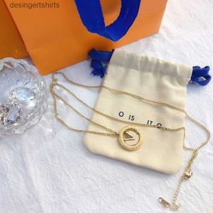 Moda długie designerskie naszyjniki łańcuchy wisiork Naszyjnik złota Wykwintne akcesoria biżuterii Para Family Classic Premium Gifts