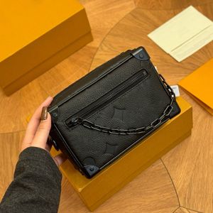 Mini Soft Trunk Designer Mens Box Crossbody Bag med högkvalitativ prägling Postman läderkedja axelband pojkar handväska axelväska M55702