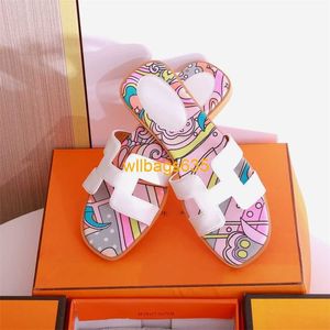 Oran Sandals 여름 가죽 슬리퍼 2024 Springsummer 여자 아웃복 패션 인스 타 그램 평평한 바닥에 1 줄 진짜 가죽 hbdztj