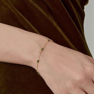 Elegant enkel smaragd fyrkantig diamantarmband med en känsla av lätt geometrisk design fashionabla och mångsidiga tillbehör armband och ccessorier