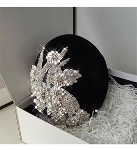 202311SHI ins Chic Designer Projektant Mody Luksusowy Rhinestone Flowers Phoenix Tail Wool wełna Lady Beret Hat Women Leisure Painter Cap 240229