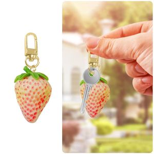 Keychains Creative Personality Simulation Pineapple White Strawberry Key Chain Fruit Car Bag Pendant Decorative Accessories