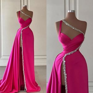 Sext Hot Pink Prom Dresses Slits Pleats Pärlor Dekor Party Evening Dress Gleats Långt specialtillfällen klänning yd