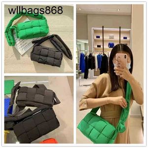 Bottegvenetas cassete saco bolsas 2024 designer outono inverno verde travesseiro para baixo tecido esponja pequeno quadrado único ombro mensageiro mulheres couro ju6m