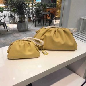 Jodie Bag Poşeti Orijinal Bottegs Venetas Andiamo 2024 Yaz Yeni Bulut Klipsi İnek Kipi Kadınlar Düz Renk Modaya Düzenli Tek Omuz Crossbody Dumpling Handheld Xnct