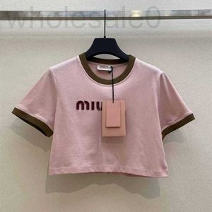 Designer de camisetas femininas 2024 início da primavera New Nanyou MIU elegante estilo menina idade reduzindo contraste carta adesivo bordado manga curta t-shirt 08A8