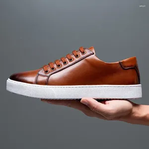 Casual skor extra stora mäns 2024 våren trendig brädet brittisk stil polering mjuk sula liten vit för män