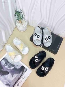 Nya baby sandaler kontrast logotyp prägling sommar barn skor kostnad pris storlek 26-35 inklusive läder barn tofflor 24mar