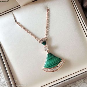 Jewelry Fan Shape Necklace Diamonds White Pink Green Small Elegant Jewelry for Women Day
