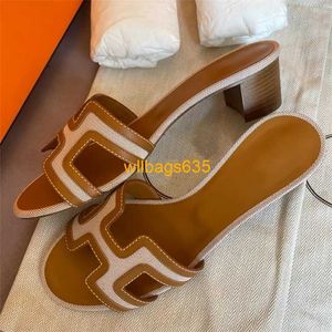 Oran Sandals Summer Leather Slippers Thick Heel Sandals 2024 Summer New Fashion Resort Beach Slippers Womens äkta läder Högklack Sanda Have Logo Hbiwti