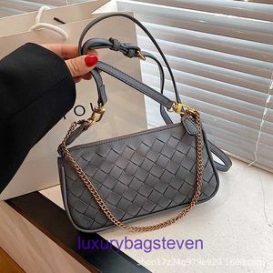 Factory Outlet Bottgss Ventss Tote bags all'ingrosso in vendita Borsa da donna estiva intrecciata a quadretti con catena da pendolarismo piccola fragranza alla moda con logo reale