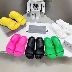 Tofflor Pool Croc Slides Platform Kvinnor Sandaler Solid Chunky Sole Rubber Foam Slide Beach Shoes Summer Sports Casual Balencaigaliness Balanciagaliness N52J