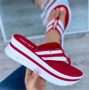 Slippers 2023 أحذية كبيرة للسيدات الأحذية الصيفية نساء حذاء يتخبط للسيدات الصنادل السميكة 43 J240315