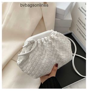 Jodie bolsa bolsa original bottegs venetas andiamo outono feminino pequeno 2024 nova moda e moda tecelagem nuvem rede vermelho crossbody 89vl