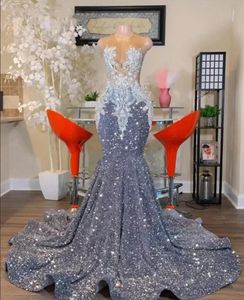 Glitter Silver Sequined Mermaid Prom Dresses Luxury Sheer Neck Lace Applique Pärlad svep Train Formell fest Kvällsklänningar ROBE BC15713 0315