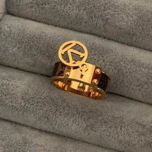 Gold Hollow V Pendant Ring Gold Plated Love Ring Luxury Brand Rostfritt stål Parringar STORLEK 6,7,8,9