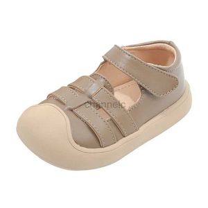 First Walkers Kids Sliding Shoes أحذية رياضية غير رسمية أطفال صغار الأولاد الفتيات مع ثقوب الربيع الصيفي أحذية الصلبة على نطاق واسع أحذية جلدية 240315