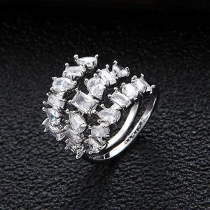 Fedi nuziali Alla moda di lusso a 3 linee Goccia d'acqua Zircone cubico Cristallo CZ Anello di fidanzamento per le donne Matrimonio Dubai Sposa Anello di regolazione J2043 Q240315