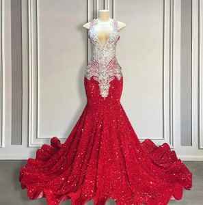 Işıltılı kırmızı pullu denizkızı balo elbiseleri 2024 lüks gümüş kristal boncuklu şeffaf boyun