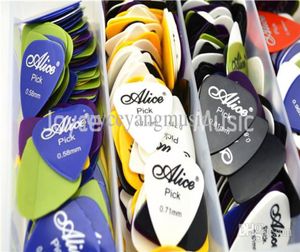 الكثير من 100pcs alice acoustic electric يختار plectrumsassorted shicknnesscolors2275686