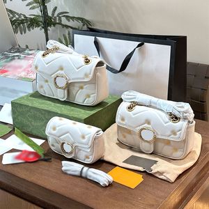 حقيبة مصمم أزياء حقيبة نفخة جديدة مزينة بالملحقات الزخرفية الصغيرة الحجم 22x14
