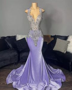 2024 Sexig Lilac Luxury Prom Dresses V Neck Illusion Velvet Mermaid Sleeveless Silver Lace Applicques Crystal Beads Evening Dress Prom Gowns Sweep Train