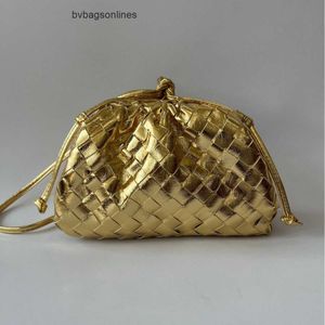 Botteg Venet High End Bag Fouch Bag Woven Cloud for Women 2024 새로운 트렌디 한 여름 소프트 가죽 적십자 어깨 핸드 홀드 만두 오리지널 1 : 1 실제 로고와 상자