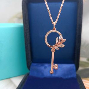 Designer Tiffay und Co. Seiko High Edition Thick Gold Craft Diamond Vine Key Pendant 18K Rose Luxury Necklace Light