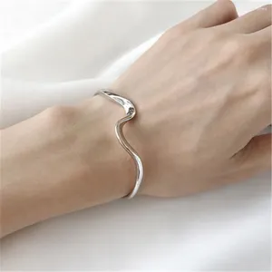 Bangle Stylish Elegant Water Wave Mönster Justerbar Bending Girls Smycken Simple Armband Opening Women Gift