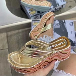 Slippers Slippers for women to wear in summer new fashionable and versatile sponge cake thick sole increased color toe clip herringbone small sandals J240315