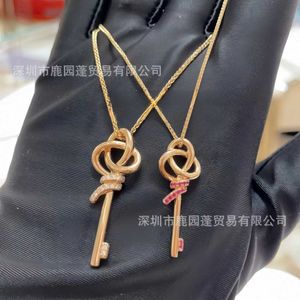 Designer tiffay and cos New Exclusive Woven Keys Knot Key Necklace Womens Rose Gold V Powder Diamond Collar Chain Trendy