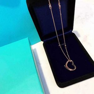 Designer S925 Silver Simple Signature Love Necklace 18K Rose Gold Gold محفورة بجوف قلب عيد الحب هدية