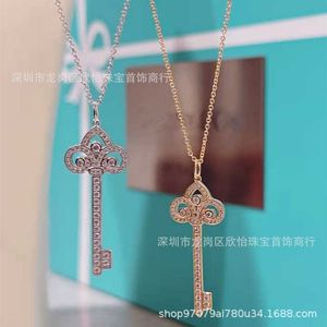 Designer 925 Sterling Silver Crown Heart Key Halsband Kvinnor 18K Rose Gold Pälsklädkedja Iris Flower med Diamond Pendant ColleBone