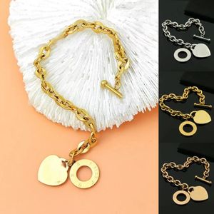 Nytt hjärtformat halsband med designer armband lyxiga kvinnors mode kostym varumärke smycken med förpackningsbox högkvalitativ social samlingsgåvor