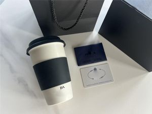 Caneca de cerâmica de luxo com tampa de copo letras de moda 500ml caneca de café portátil com tampa com caixa de presente