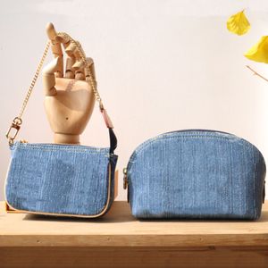 Yeni 2024 tasarımcı Pochette denim debriyaj çantası pamuk tuval çanta altın tonlu perçinler yıkanabilir tekstil astarı fermuarlı açılış moda kozmetik çanta