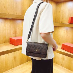 Avrupalı ​​tasarımcı omuz çantası moda çantası kadınlar sonbahar yeni yüksek kaliteli omuz basit ve çok yönlü crossbody çanta
