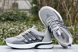 2024 Nowe buty designerskie buty swobodne buty do biegania na zewnątrz Buineyring Cylling czarno -białe buty khaki skórzane powierzchniowe wodoodporne zwiększenie oddychania