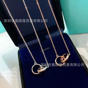 Designer Tiffay och Co Atias Roman Double Ring Halsband för kvinnor 18K Gold Rose Circle Number V Lock Bone Chain High Grade Minimalist
