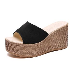 Sandaler 2019 Summer Nya kvinnors skor Muffins Tjock Soled Womens Sandaler Slippers Word Leisure Sandaler J240315